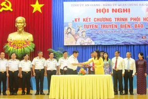 Đại diện Tỉnh ủy An Giang và Quân chủng Hải quân trao văn bản ký kết hợp tác tuyên truyền biển, đảo. Ảnh: NHƯ NGUYỄN