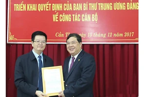 Ông Mai Văn Chính (bên trái) trao Quyết định của Ban Bí thư cho ông Phạm Gia Túc. Ảnh: HÀM LUÔNG