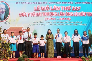 Lãnh đạo TP Cần Thơ trao học bổng Lê Hữu Trác cho các em học sinh. Ảnh: HIỀN TRANG