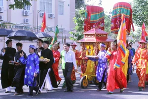 Nghi thức rước linh vị Thủ khoa Bùi Hữu Nghĩa từ Nam Nhã Đường về Khu Tưởng niệm để tiến hành lễ giỗ được thực hiện long trọng. Ảnh: LỆ THU