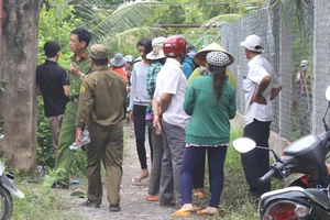 Lực lượng công an đang bảo vệ và khám nghiệm hiện trường. Ảnh: ĐĂNG NGUYÊN