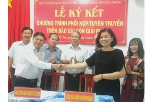 Đại diện Ban Tuyên giáo Tỉnh ủy Bến Tre và đại diện Ban Biên tập Báo SGGP ký kết hợp tác thông tin - truyền thông. Ảnh: HÀM LUÔNG