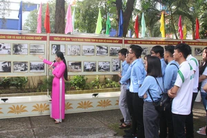 Triển lãm ảnh “Cách mạng Tháng Tám và Nam bộ kháng chiến”