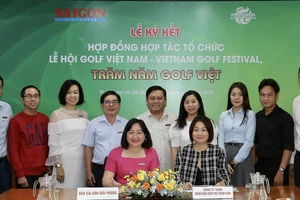 Các thành viên ban tổ chức tại lễ ký kết. Ảnh: DŨNG PHƯƠNG