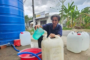 Người dân xã An Hóa, huyện Châu Thành, tỉnh Bến Tre chắt chiu từng giọt nước mùa hạn mặn