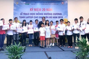 Các sinh viên khiếm thị đạt thành tích tốt trong học tập được nhận học bổng