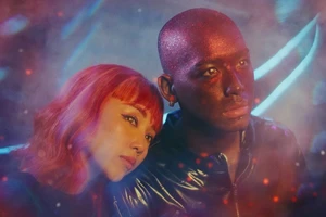MV là câu chuyện tình yêu của một cô gái Trái Đất và chàng trai ngoài hành tinh (spaceboy)