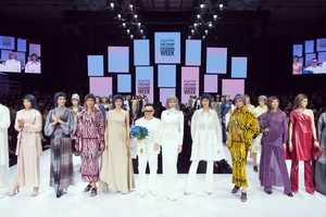 Hoa hậu Đỗ Thị Hà lần đầu catwalk khai mạc Aquafina Vietnam International Fashion Week 2020