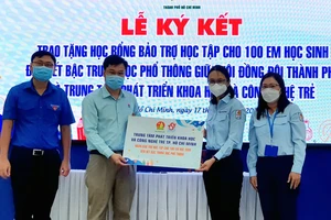 Trao tặng học bổng cho học sinh ảnh hưởng bởi dịch Covid-19