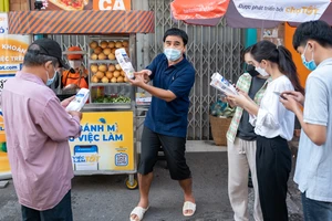 Nghệ sĩ Quyền Linh đồng hành cùng người lao động trong chương trình Việc làm tốt