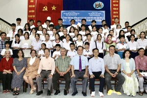 Chăm lo cho 55 sinh viên, học sinh khó khăn hiếu học