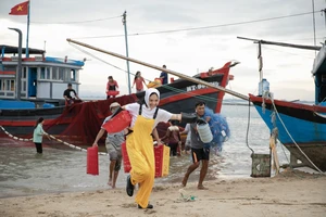 Không còn “phá đám cưới” người yêu cũ, Miu Lê hóa ngư dân trong “Cô đơn đã quá bình thường”