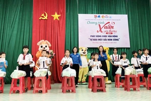 Mang “Xuân yêu thương” đến học sinh khó khăn Bình Dương