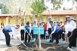 TPHCM trồng cây bàng vuông do cán bộ, chiến sĩ đảo Trường Sa gửi tặng