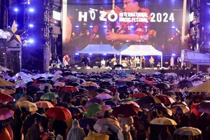 Trời mưa tầm tã, HOZO Super Fest 2024 vẫn "bùng nổ" với hàng loạt nghệ sĩ trong nước và quốc tế