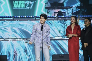 Rapper HIEUTHUHAI thắng cú đúp Giải thưởng Làn Sóng Xanh 2024