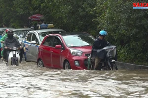 Hà Nội ngập nặng, hàng loạt ôtô chết máy