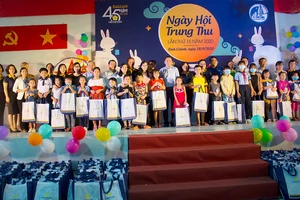 Thiếu nhi ngoại thành vui đón trung thu ấm áp