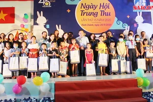 Thiếu nhi ngoại thành đón trung thu vui tươi