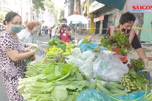 Phiên chợ dã chiến ở khu phố xanh 