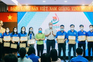 Tập thể và cá nhân nhận Bằng khen Thành đoàn TPHCM