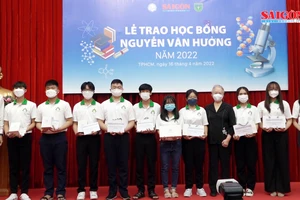 33 sinh viên ngành y nhận học bổng Nguyễn Văn Hưởng đợt xét mới