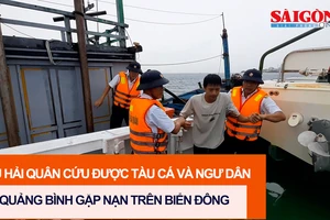 Tàu hải quân cứu được tàu cá và ngư dân Quảng Bình gặp nạn trên biển Đông