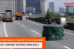 Cuộn thép nặng 21 tấn rơi từ xe container, cày lõm mặt đường Vành đai 3