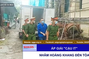 Áp giải “cậu IT” Nhâm Hoàng Khang đến tòa 