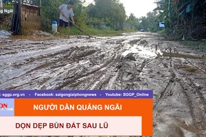 Người dân Quảng Ngãi dọn dẹp bùn đất sau lũ