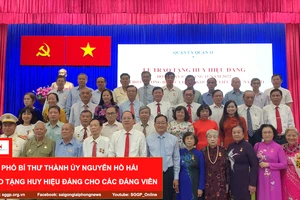 Phó Bí thư Thành ủy Nguyễn Hồ Hải trao tặng Huy hiệu Đảng cho các đảng viên