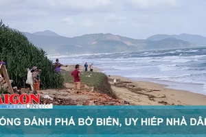 Sóng đánh phá bờ biển, uy hiếp nhà dân