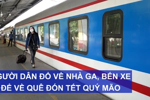 Người dân đổ về nhà ga, bến xe để về quê đón Tết Quý Mão