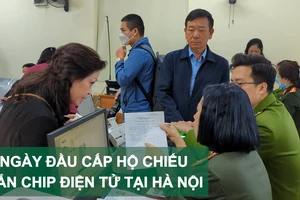 Ngày đầu cấp hộ chiếu gắn chip điện tử tại Hà Nội