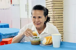 Người nghèo phường Gia Định, ấm lòng với những bữa sáng “buffet nghĩa tình”