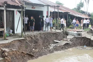 Hỗ trợ 9 hộ dân bị ảnh hưởng sạt lở ở Mái Dầm