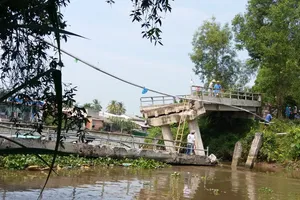 Sà lan chở 150 tấn cát đâm sập cầu ở Tiền Giang