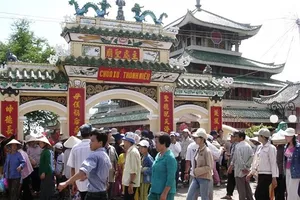 Hơn 200.000 người đi vía Bà chúa xứ Núi Sam dịp tết