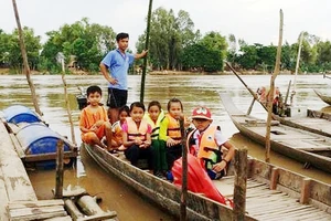 Đưa rước học sinh vùng lũ ĐBSCL đến trường đảm bảo an toàn