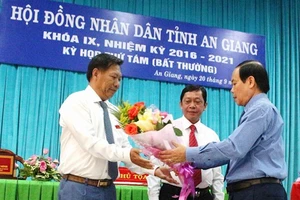 Ông Vương Bình Thạnh, Chủ tịch UBND tỉnh An Giang tặng hoa chúc mừng ông Trần Anh Thư