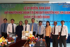 Lễ bàn giao số tiền mặt 10 tỷ đồng từ Quỹ khuyến học Doãn Tới cho tỉnh An Giang quản lý, điều hành