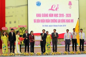 Trường ĐH Trà Vinh nhận Huân chương Lao động hạng Nhì