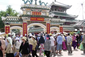 Khu du lịch Núi Sam ở Châu Đốc dừng đón khách