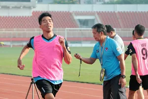 Giảng viên Phạm Chu Thiện đang kiểm tra thời gian hoàn thành phần thi thể lực của trọng tài