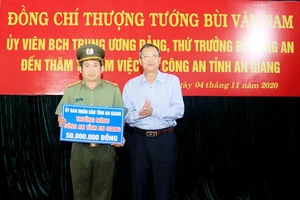 Đồng chí Lê Văn Nưng, Phó Bí thư Thường trực TỈnh ủy An Giang trao thưởng nóng cho Công an tỉnh An Giang