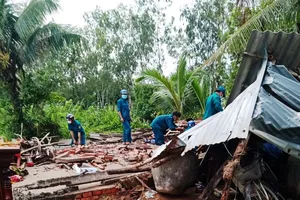 Mưa giông làm sập nhiều nhà dân ở ĐBSCL