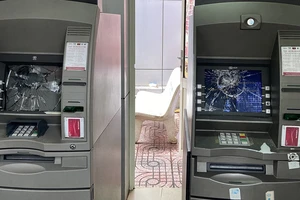 Một thanh niên tự ý đập vỡ 2 màn hình máy ATM