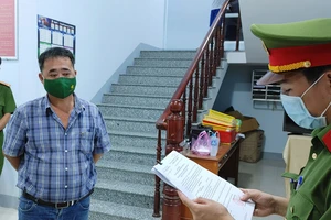Cơ quan công an đọc lệnh bắt Ngô Phú Cường