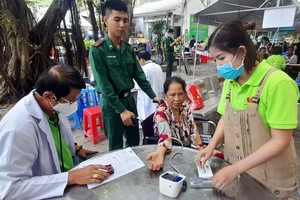 Khám, tặng quà cho bà con xã đảo Lại Sơn (Kiên Giang)