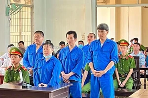 An Giang: Cựu cán bộ hải quan góp vốn buôn lậu đường, lãnh 16 năm tù